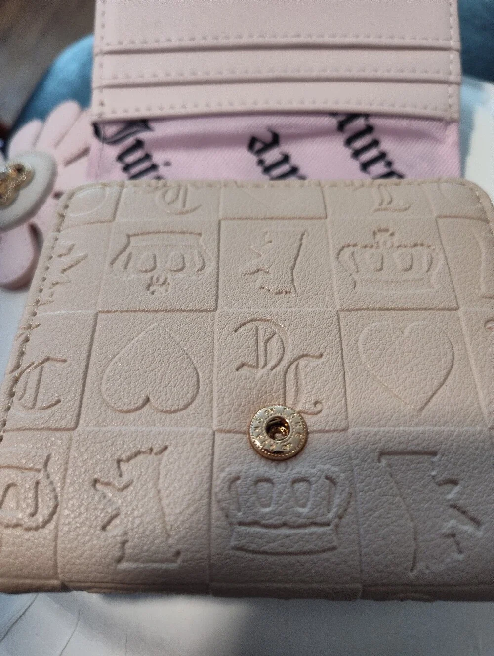 Juicy Couture Embossed Beige Logo Bifold Wallet + Flower Bling Keychains 4 X 4